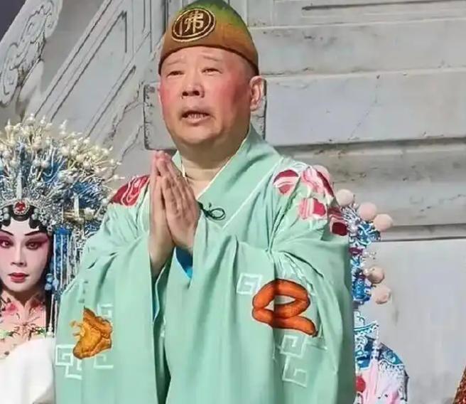 郭德纲之所以会犯这种错，
原因很简单，不是因为他年紀大了，而是因为他有点飘了。