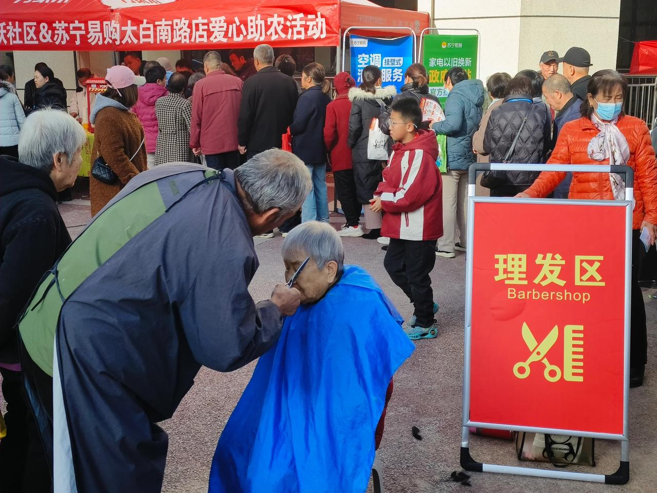 鱼跃社区：便民集市热闹开场 居民赶集“收获满满”
“在家门口就能理发、擦鞋，还能