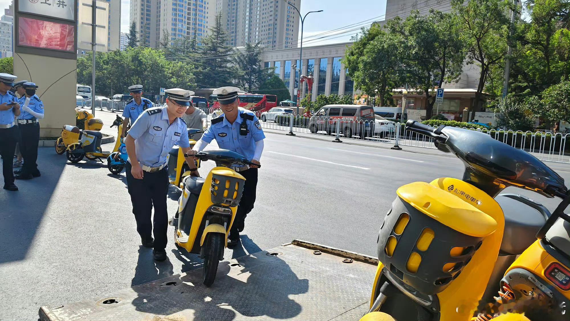 兰州七里河交警整治骑行乱象 近日，兰州七里河交警在辖区重点路段开展交通秩序专项整