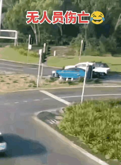 神奇，
这么多车，
竟然都可以完美的避开。