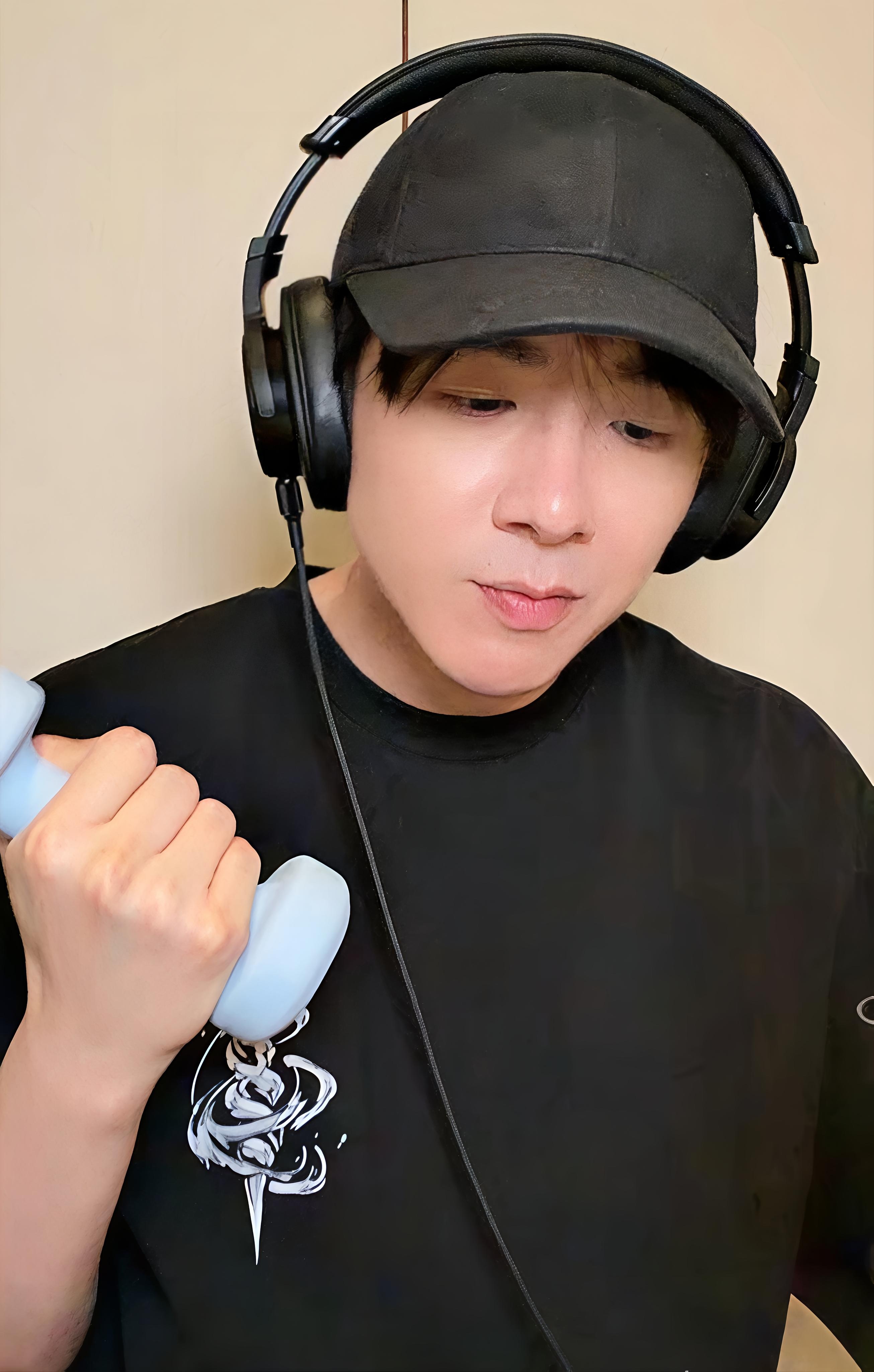 健身博主上线！拿起就是猛猛练[笑cry][笑cry][笑cry]我拿矿泉水也一样