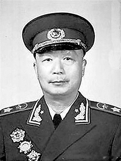 抗战中，聂帅正开会，外面一阵枪响，他以为有敌袭立即冲出去。却发现一团长竟将自己的