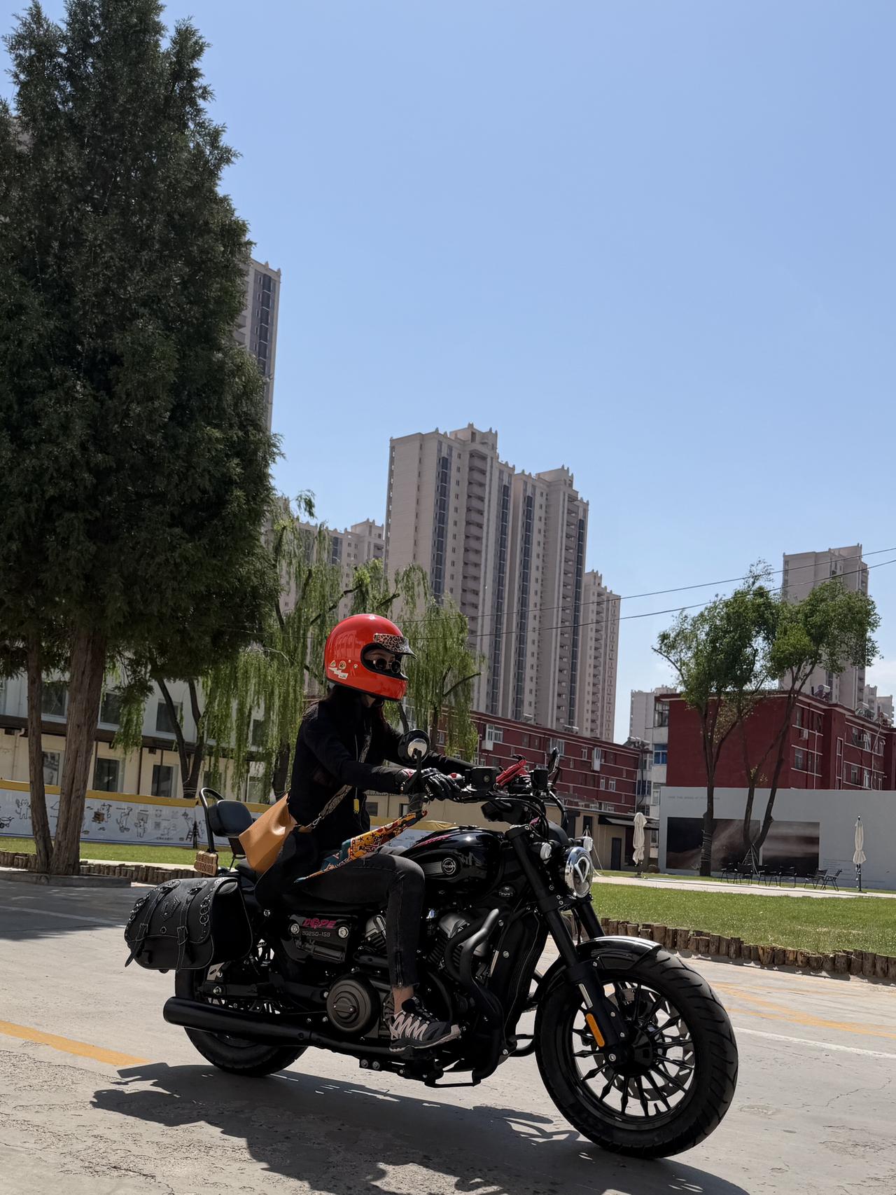 所以 这还真不是我硬夸
女生骑巡航摩托包帅的好不
车车全款2万＋ 是我喜欢的黑武