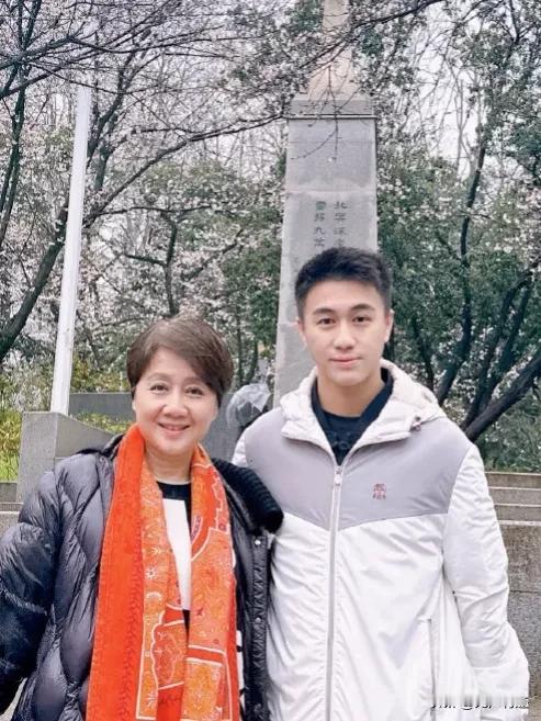 姥姥说：女人选男人，不单是给自己选好归宿，还是给自己的孩子选一个好前程。
这大概