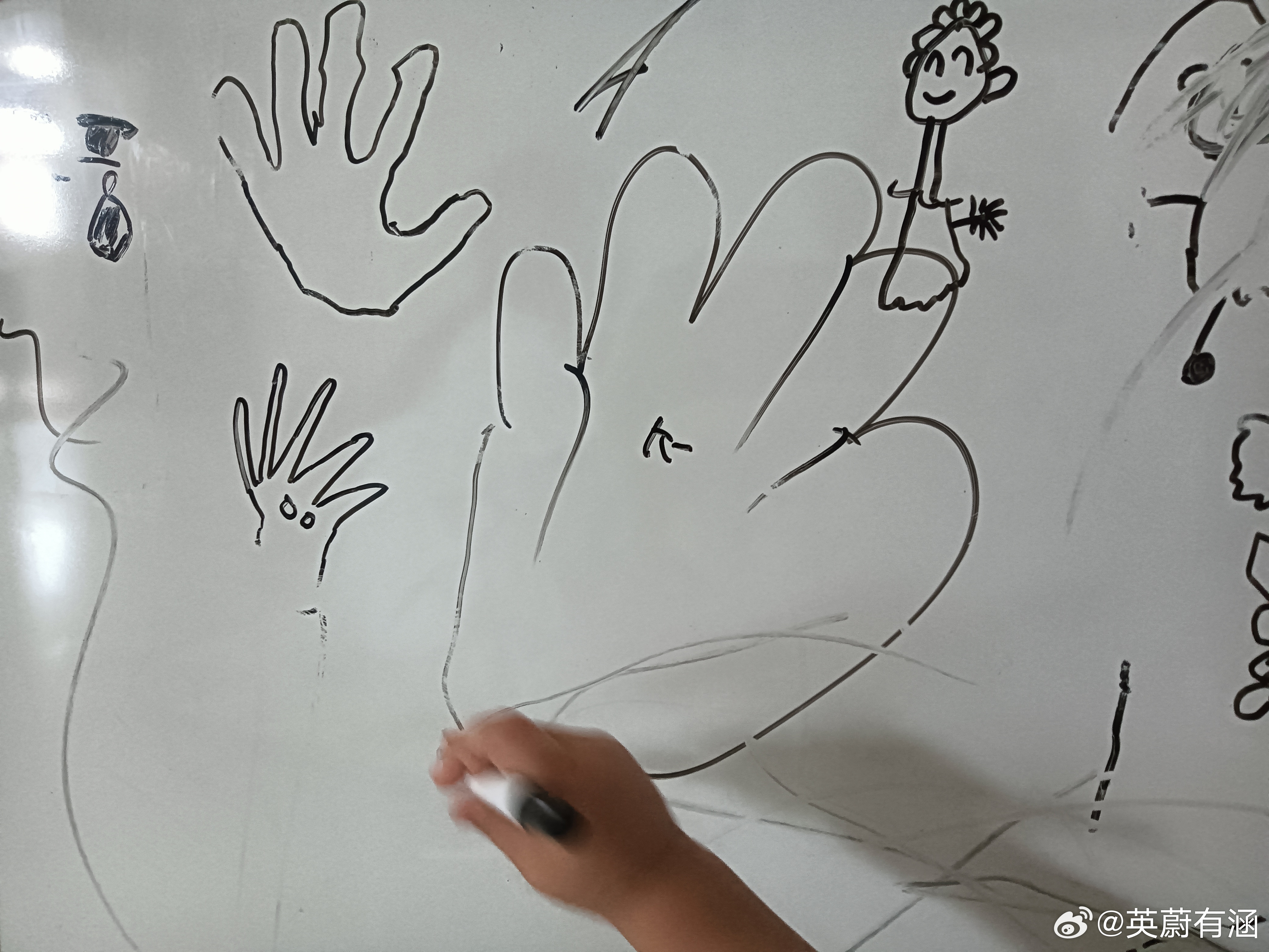 家里的白板，孩子们天天画，什么打法已经不重要了。白板上层层叠叠的涂鸦，一笔一画都