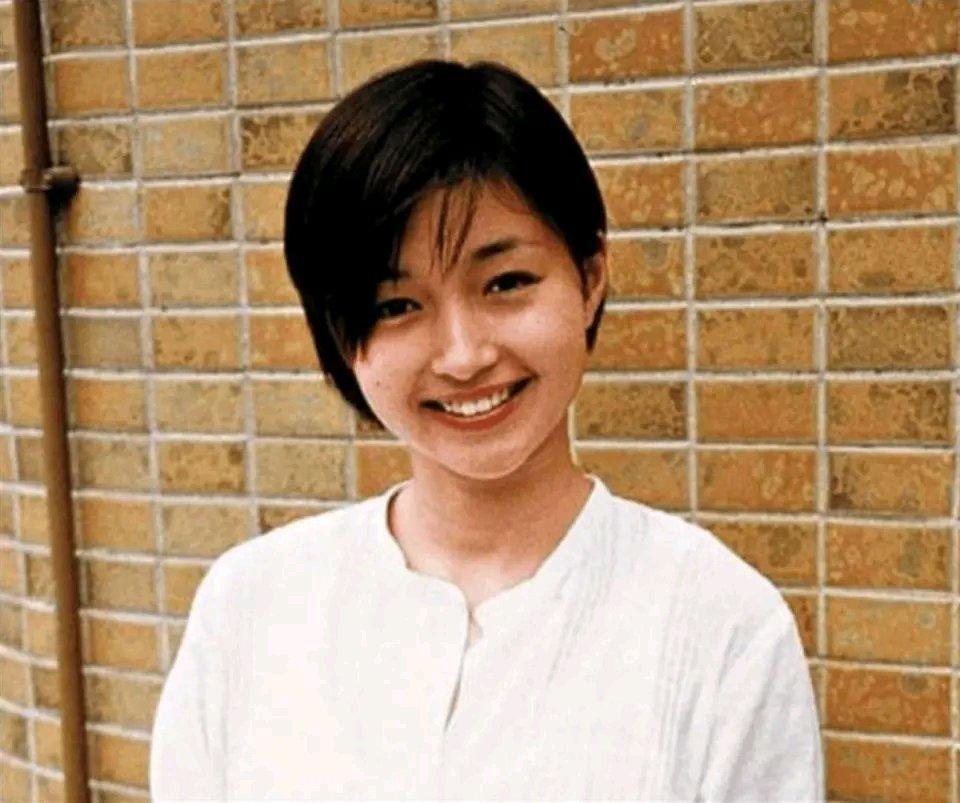 她是最甜港姐，也是金庸认可的“最灵气郭襄”，人生却充满波折。6岁移民加拿大，父母