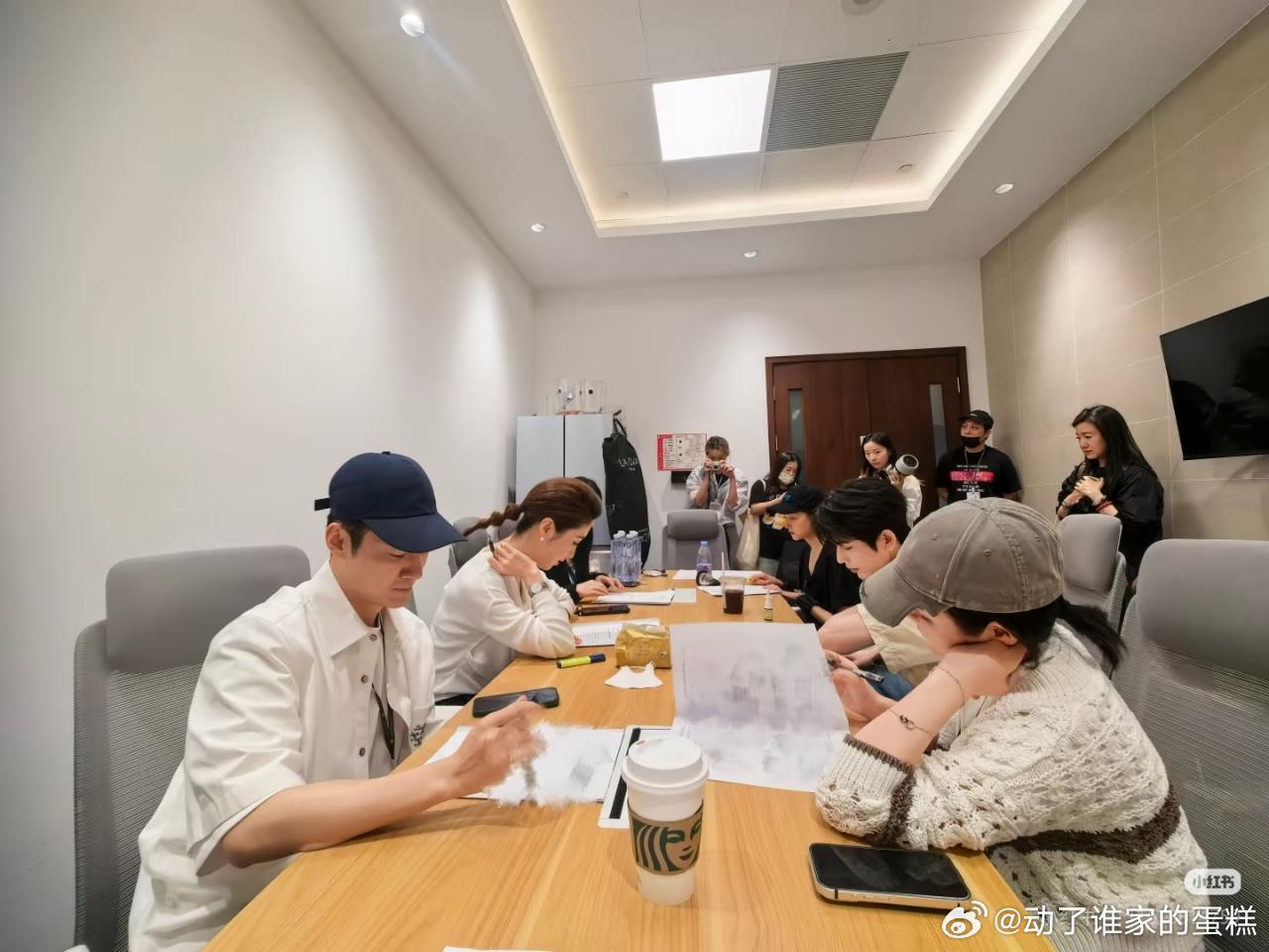 张凌赫关晓彤是白玉兰串场嘉宾张凌赫关晓彤是白玉兰串场嘉宾？？？白玉兰的阶梯真是越