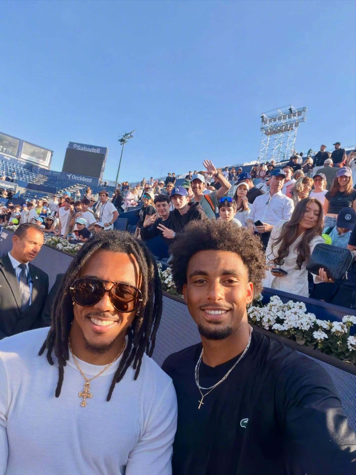 ⚽🎾孔德现身巴塞罗那网球公开赛决赛现场，与同为法国人的冠军菲斯自拍一张🤳🏻
