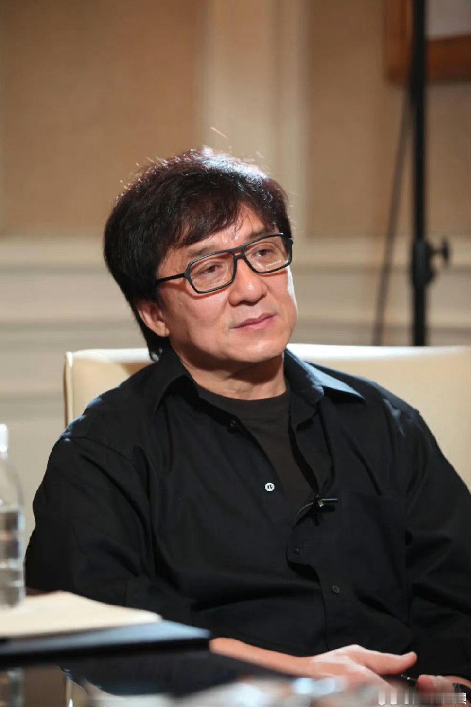 成龙回答不再依赖哥哥算长大吗真的有被大哥的气场感染到，这大概就是老艺术家的处世智