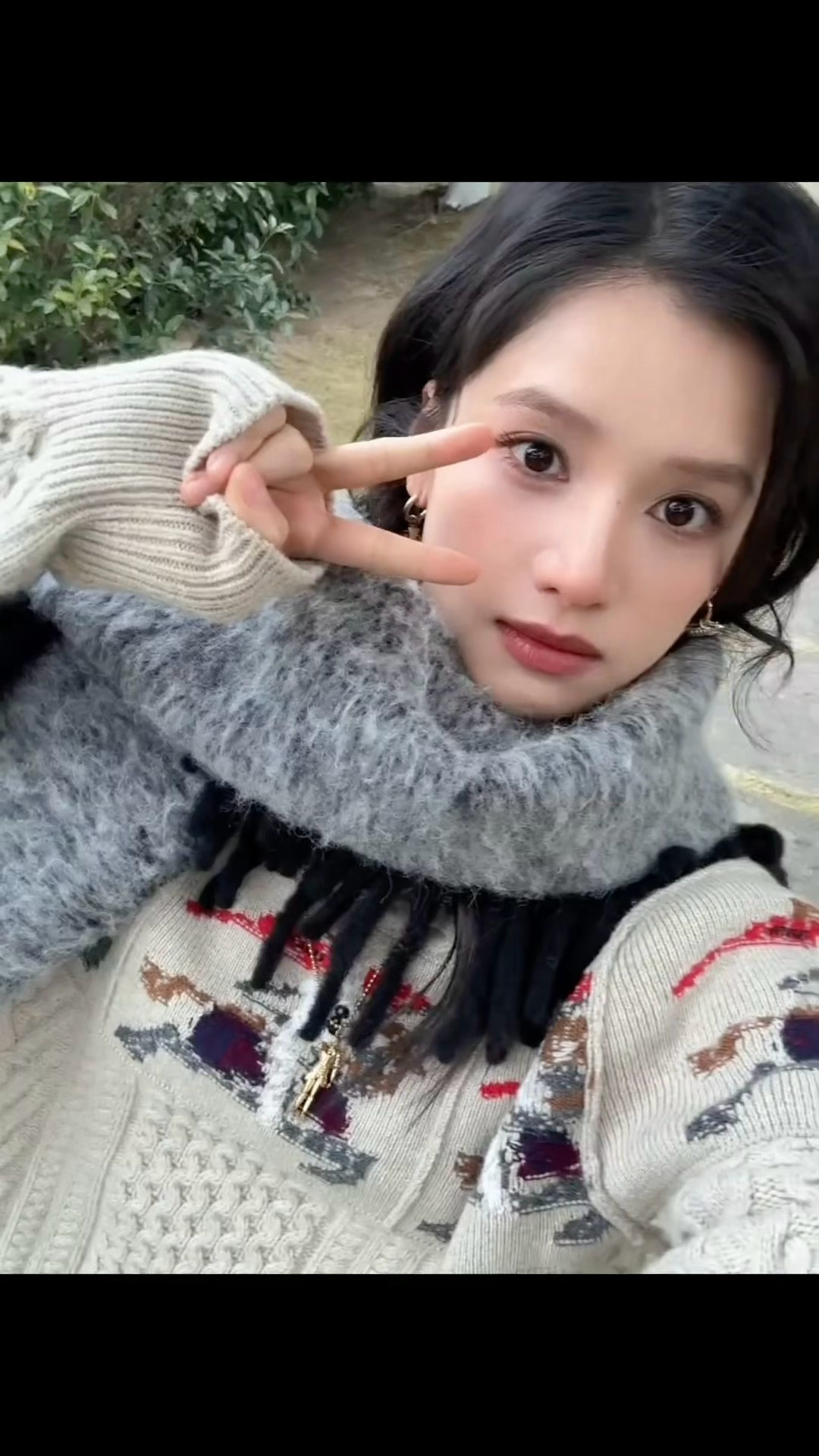 张婧仪最新营业这个自拍视角太萌了，真随便一截就是贵卡的程度