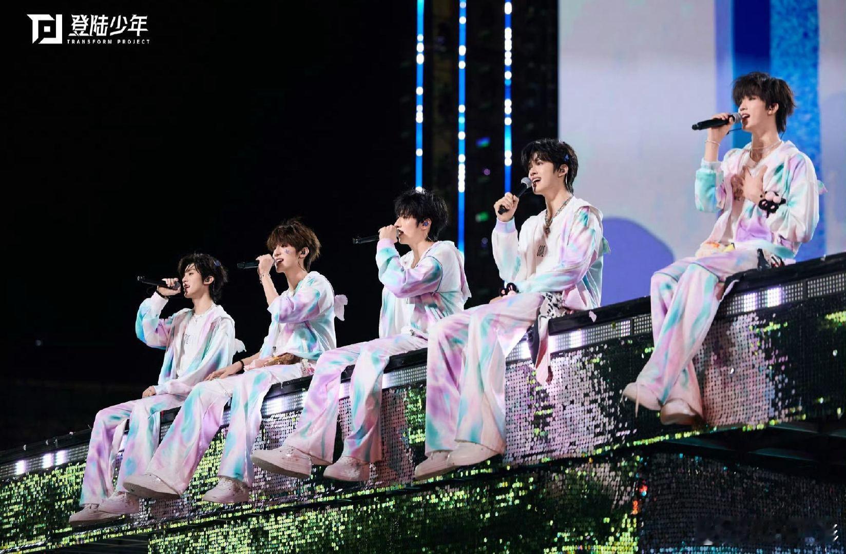 登陆少年应到5人实到5人 等了好久的完全体终于来啦！苏新皓回归让TOP登陆少年凑