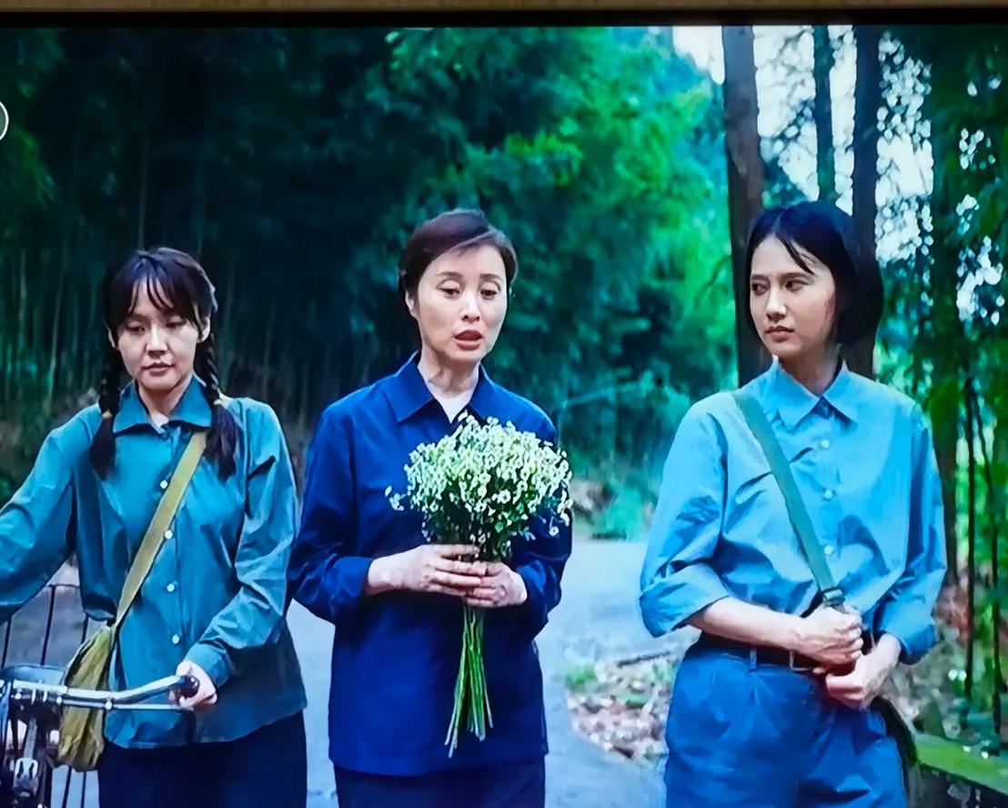 这肯定是电视剧里的合影，中间的好像是吴越吧！其她两位美女你认识吗？