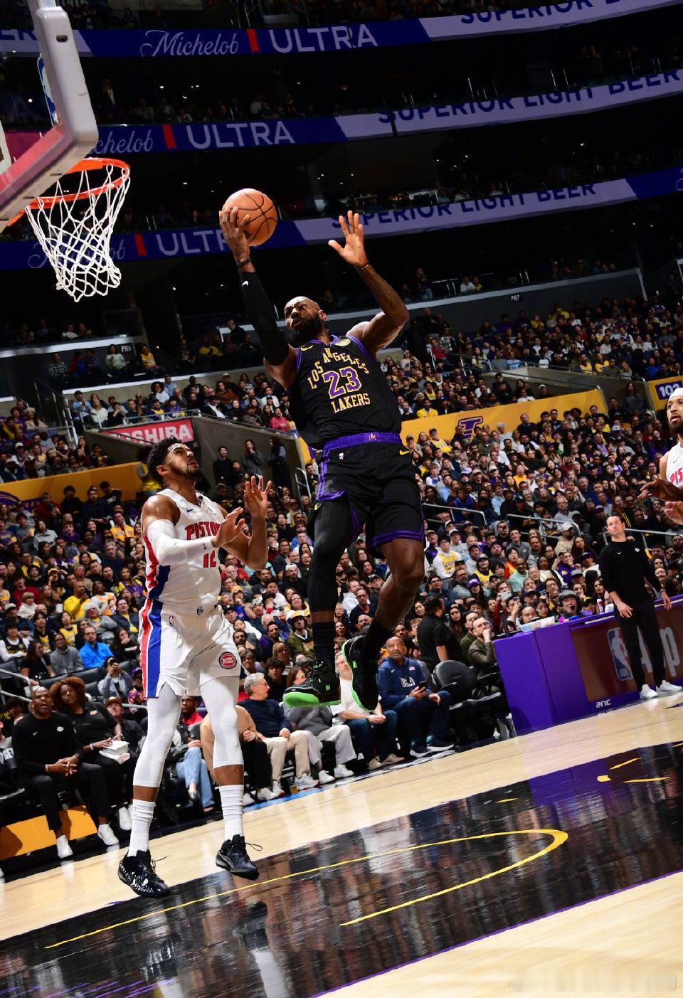 詹姆斯，赶紧带头作用啊！连续输了两节了，今天生日场给力一点！湖人nba