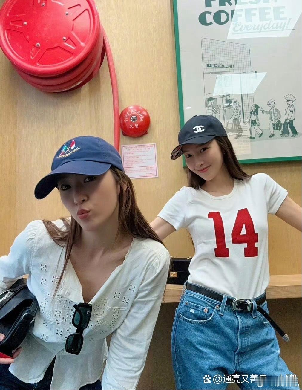 郑秀妍和郑秀晶两姐妹出游，合照超美！两位大明星出门，妈妈肯定开心极了 ​​​