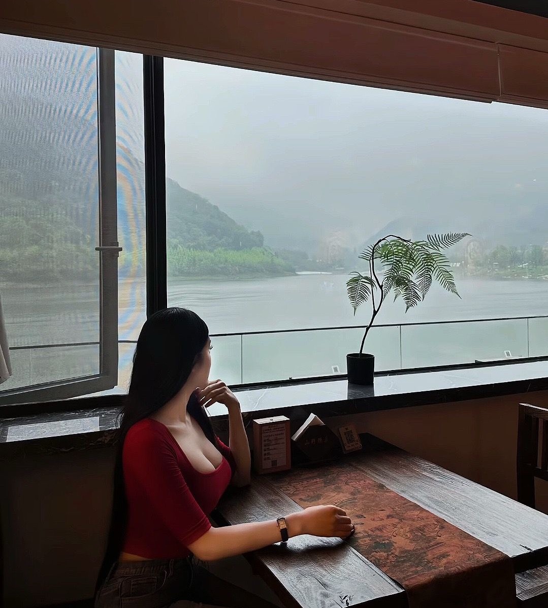 下雨天适合静静的听雨声看风景… 
