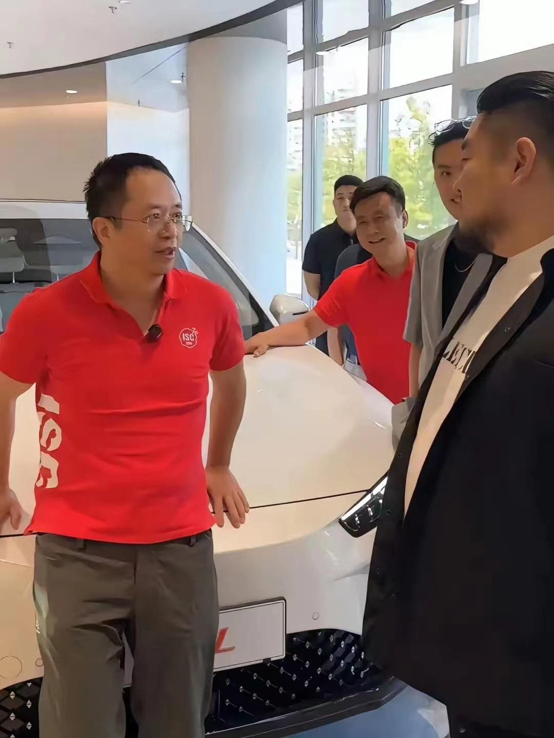感觉周鸿祎和对方聊着聊着就突然不开心了…… ​​​