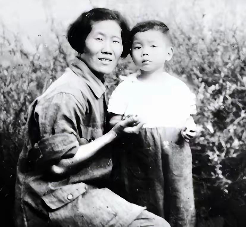 1943年，中共创始人陈潭秋被秘密处决，妻子在狱中生下遗腹子，后改嫁开国将军，新
