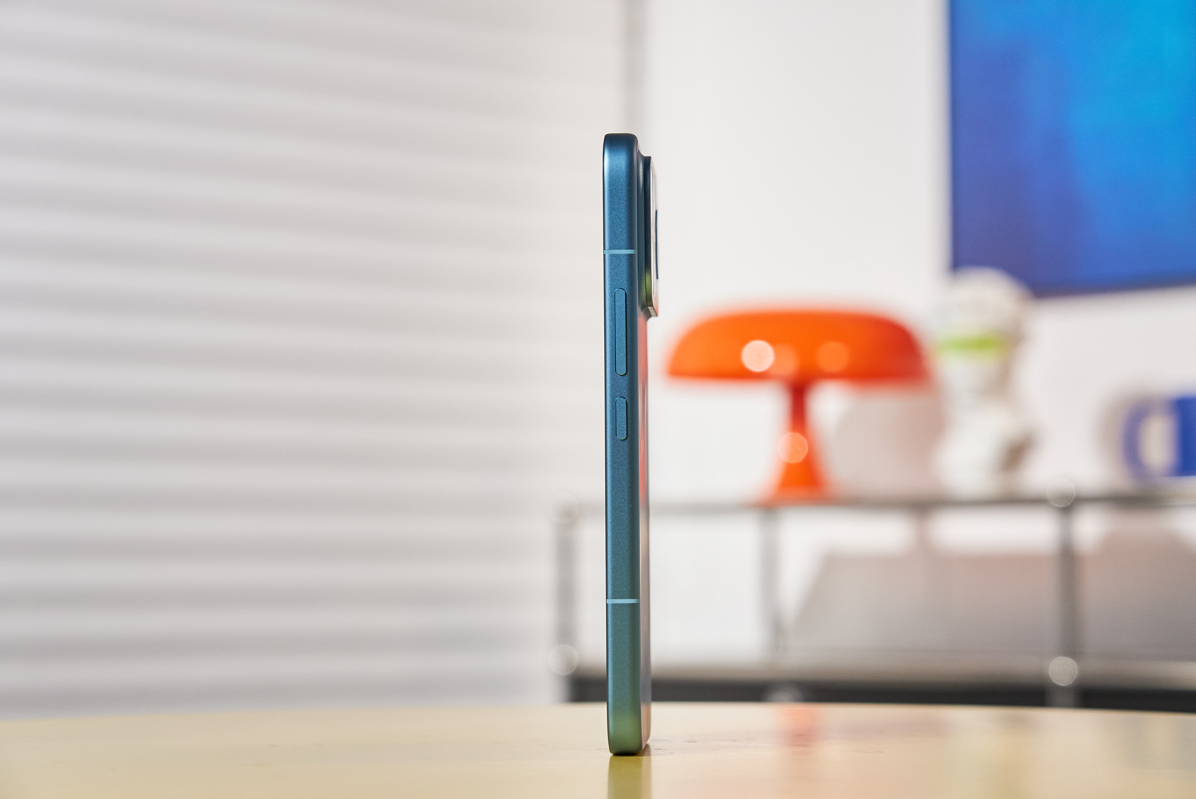 我们拿到了 REDMI K100 Pro Max 的追风蓝配色外观方面沿用了上一