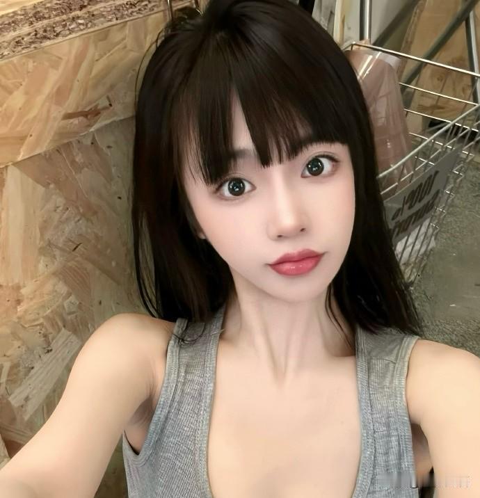 司晓迪这是又发疯了！
发了一大堆的图片和截图，疑似内涵鹿晗，瞬间上了热搜第一名。