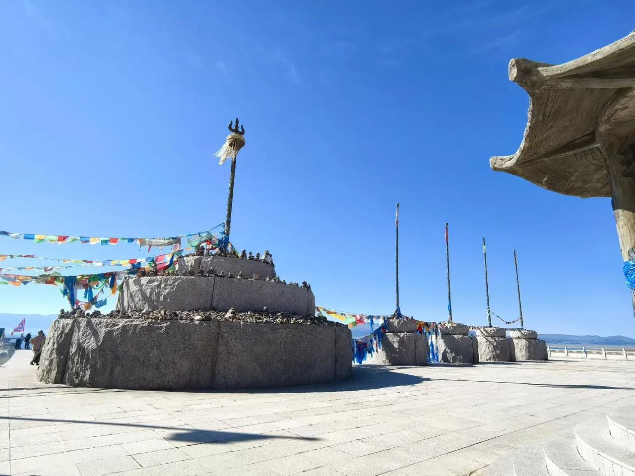 旅途中，邂逅不一样的风光！[耶][耶][奋斗]

第一站，遇见赛里木湖。澄澈如宝