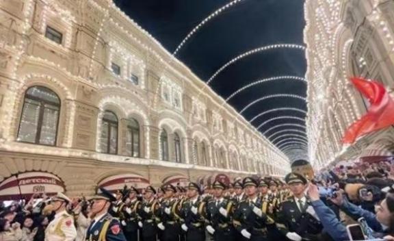 俄罗斯处境不妙，给中国带来警示。怎么说呢，这次俄罗斯公布已经确认参加红场阅兵的国