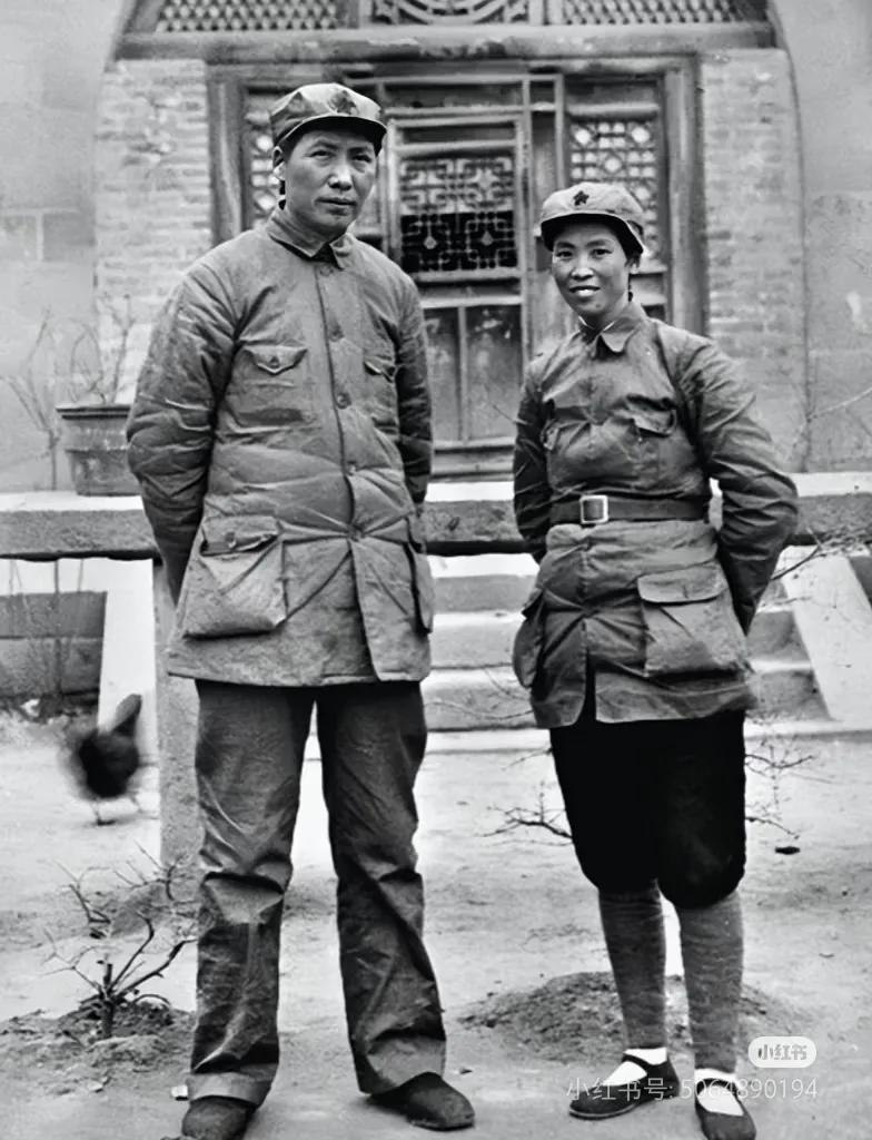 岁月里的革命伉俪情
在泛黄的历史相册中，有这样一帧黑白影像，将我们带回了那个风云