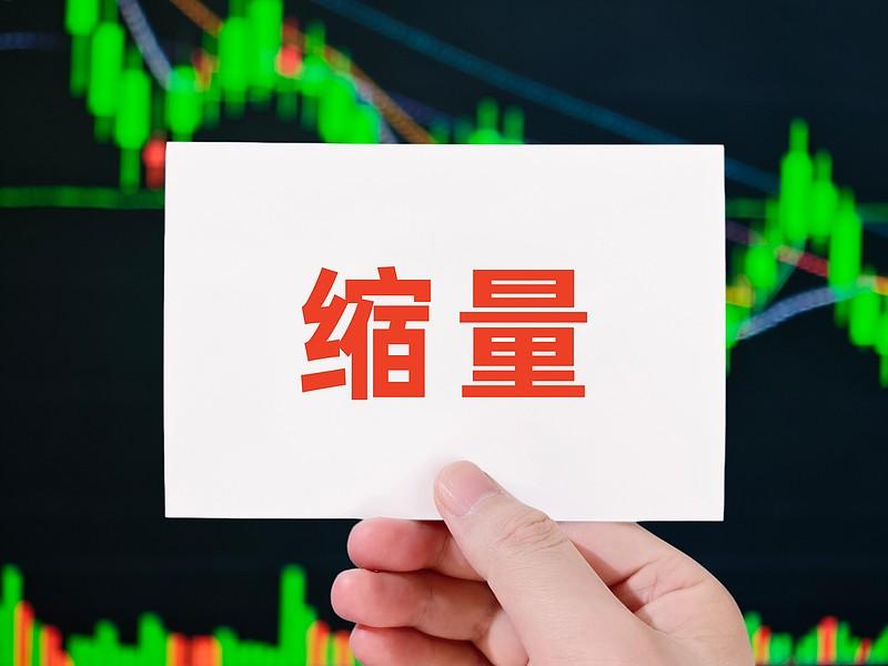 炒股踩过三次山顶套牢的坑，才摸透主力套牢散户的底层逻辑，人家吸筹的时候悄咪咪蹲在