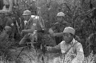 1945年，八路军正在伏击鬼子，排长见小鬼子人数太多，就下令撤退，谁知一个小战士