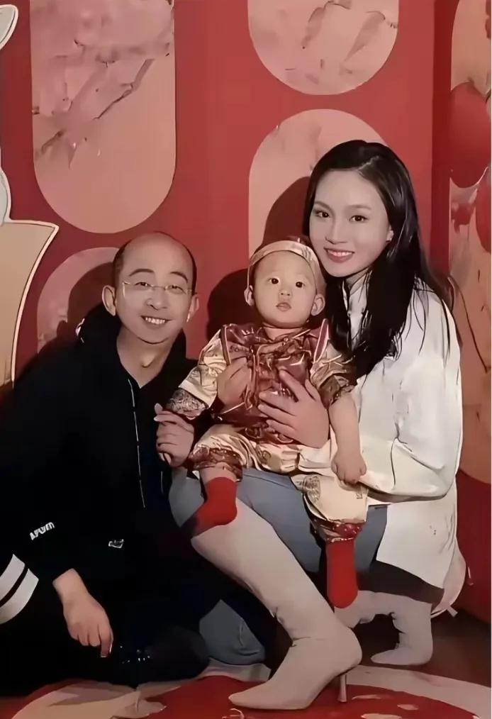 提到巨兴茂，大家都不陌生。瞧瞧这一家三口，多幸福啊！这孩子可真会挑，把父母的优点