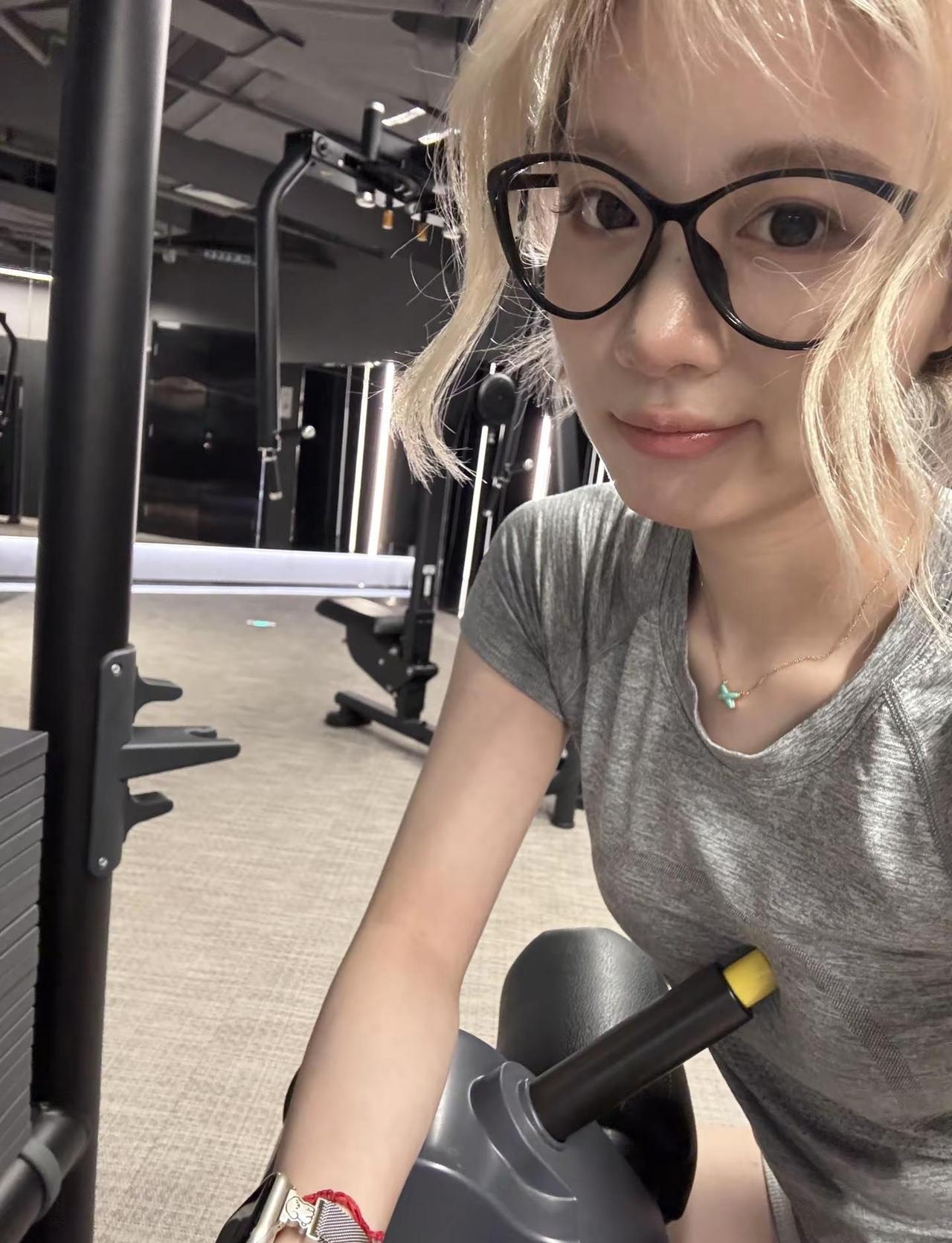 Blonde 👱‍♀️ 随拍 粉色掉成金色没想到吧哈哈哈 生活碎片 健身
