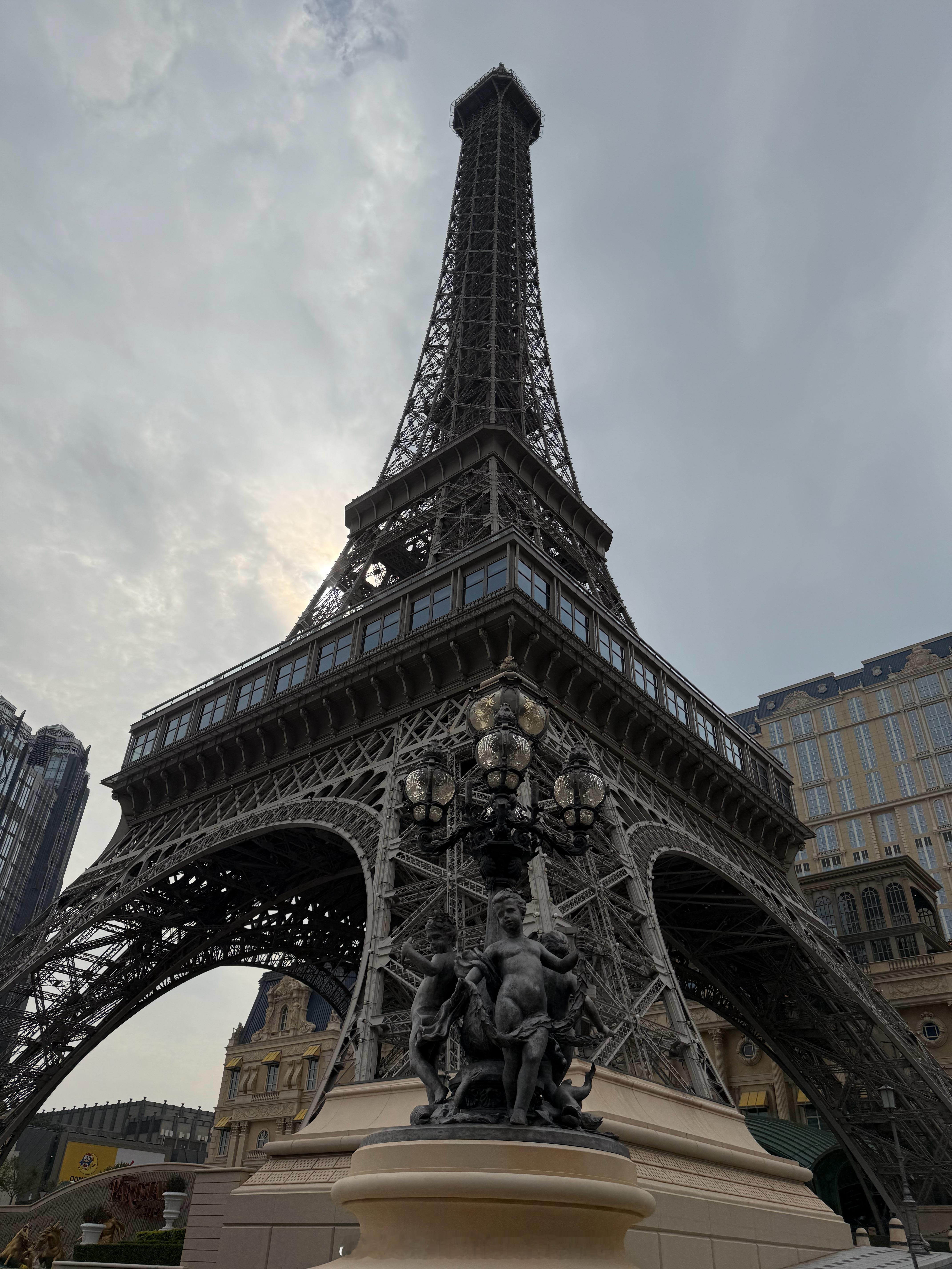 这谁能分得清是真巴黎假巴黎啊🗼大爷拍的素颜巴黎火了