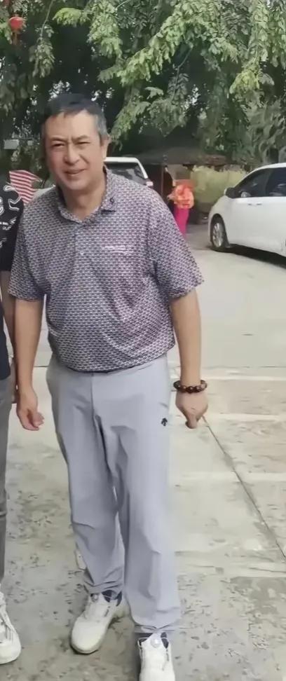 张嘉译也五十六岁了，头发花白了，而且腰弯的更厉害了。
张嘉译是一个非常有个性的演