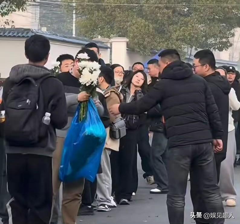 刷到张雪峰老师追悼会最感动的几个画面！

第一:先说那个大哥吧，他自个儿带了一大