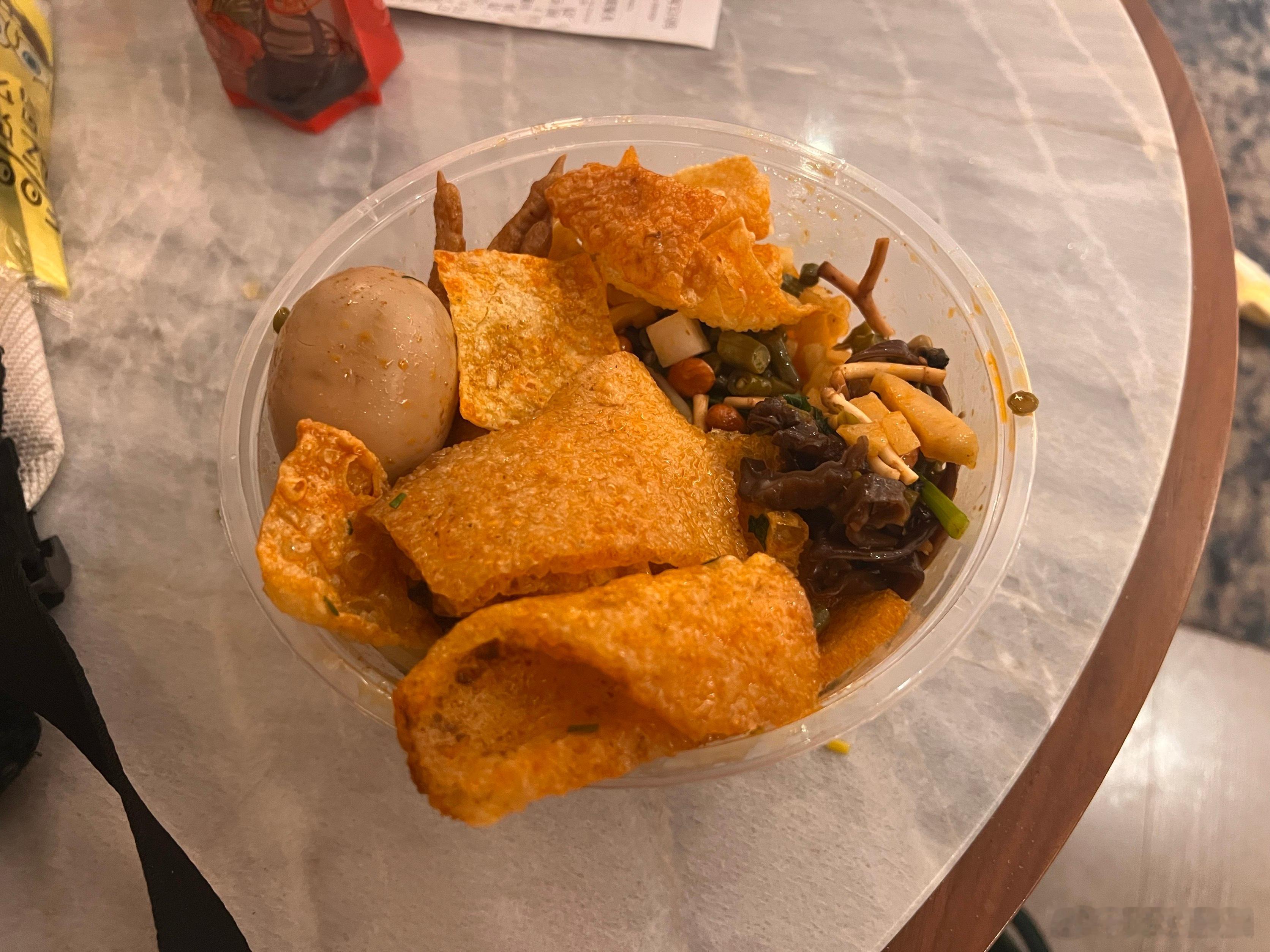 夜里要了碗香喷喷的干拌粉……为什么广西的折耳根有点甘甜味儿啊，还挺好吃…… 桂林