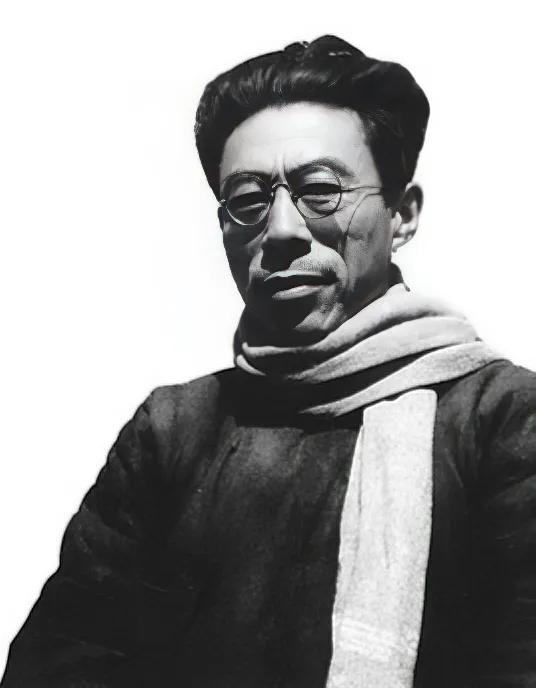 1946年7月15日，重庆各界召开大会，报告李案经过，闻一多发表演讲时，上来就说