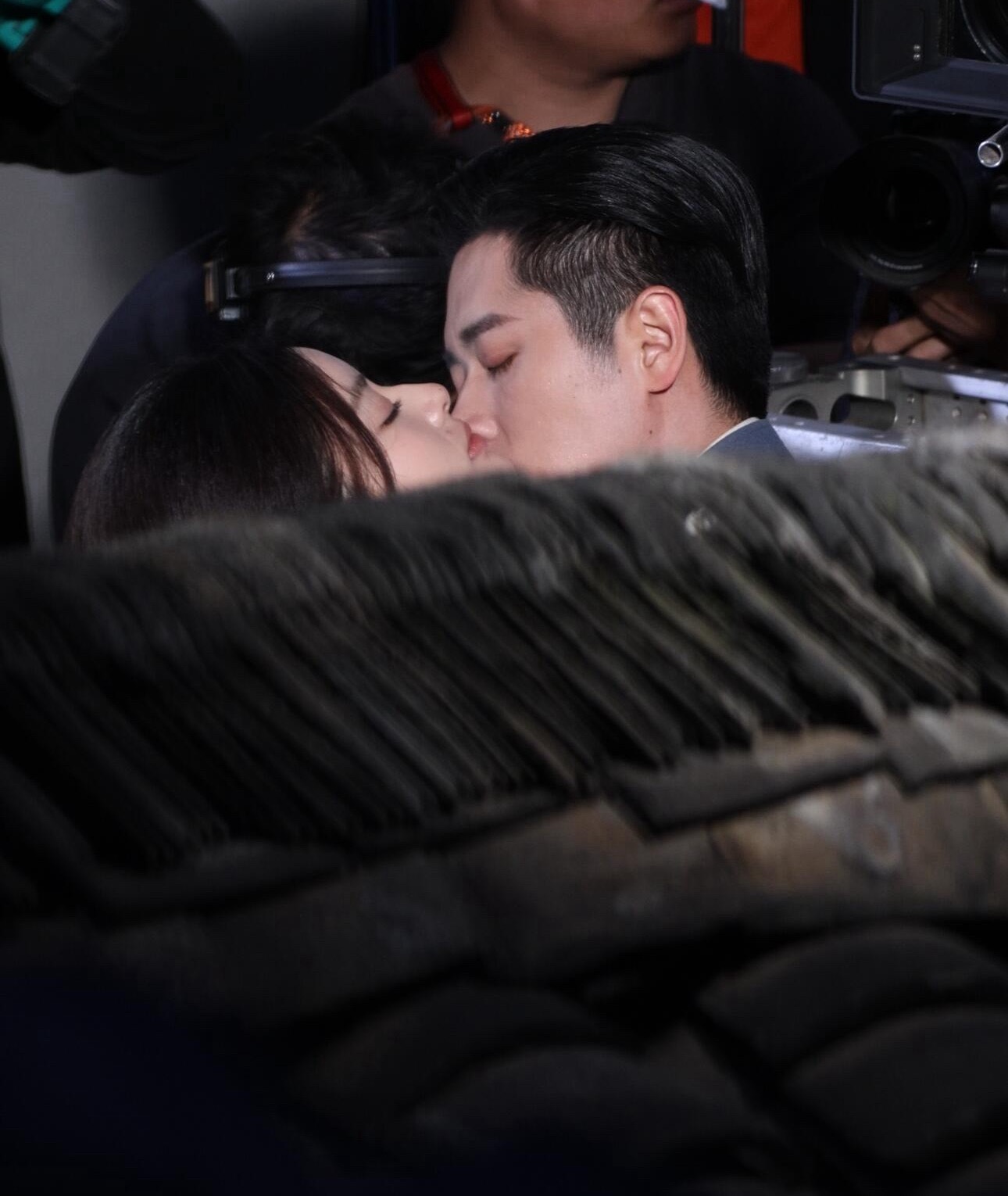 丞磊和徐若晗《玉簟秋》亲吻路透太欲了，还好我是成年人，否则真扛不住…