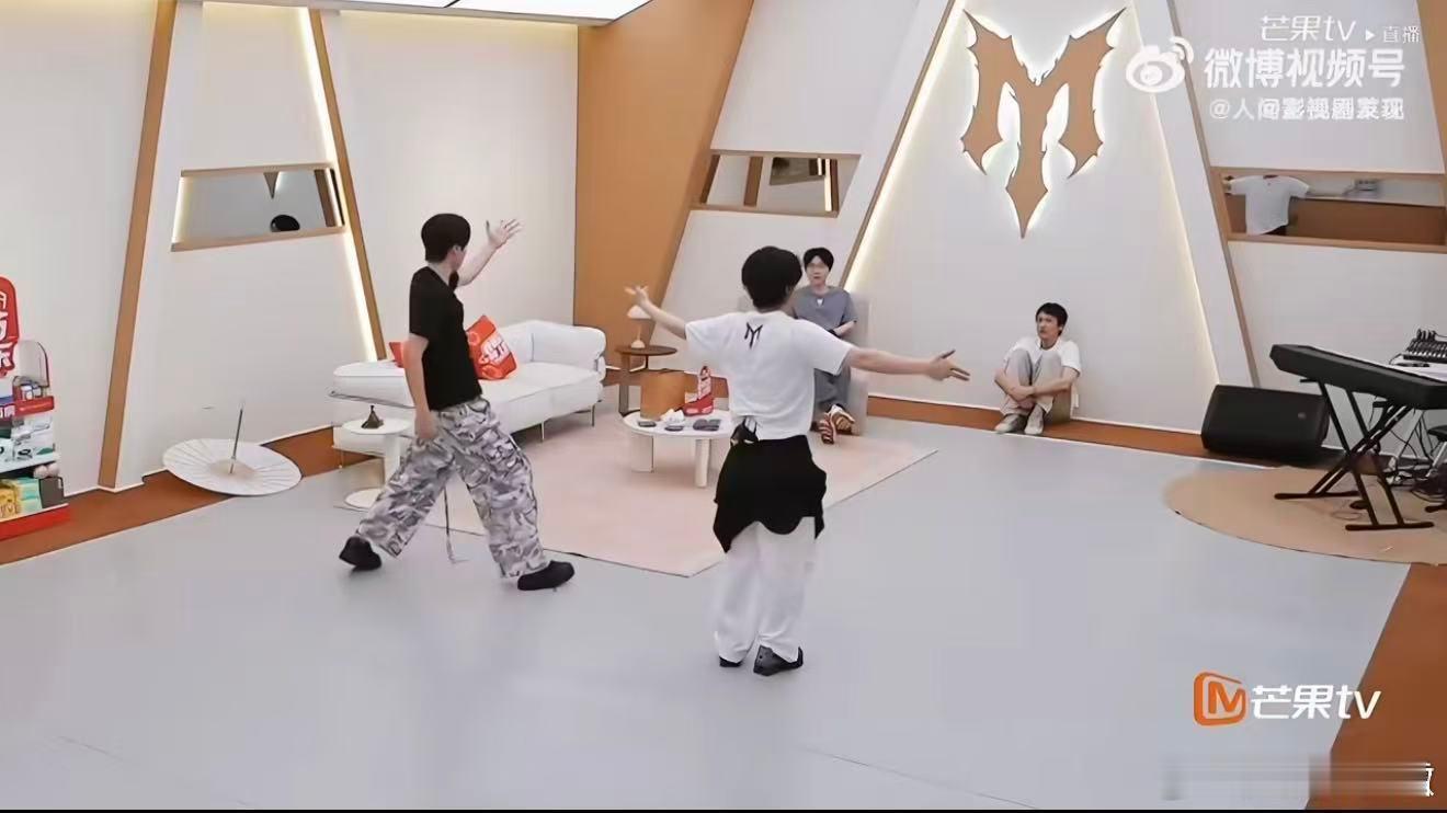王传君给管健嘉晨叶润泽上小课✨这堂课含金量太高，王传君结合自身经验点拨管健嘉晨叶