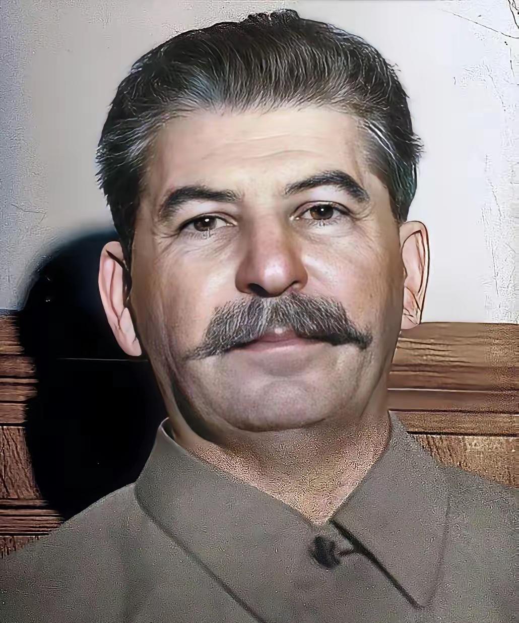 苏联的兴衰，正是国家主义狂飙突进又自我吞噬的悲剧剧本。它以“强大祖国”为名，将一