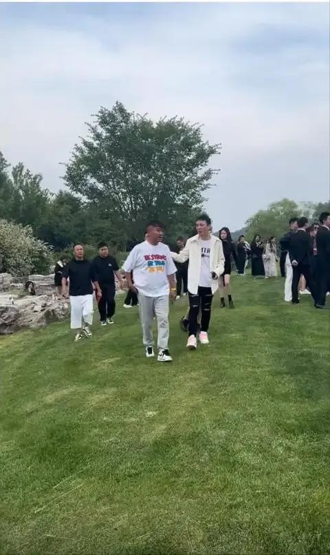 王思聪太丢人了，竟然借了一块近1000万的表炫富？

近日，王思聪被拍到和一众好