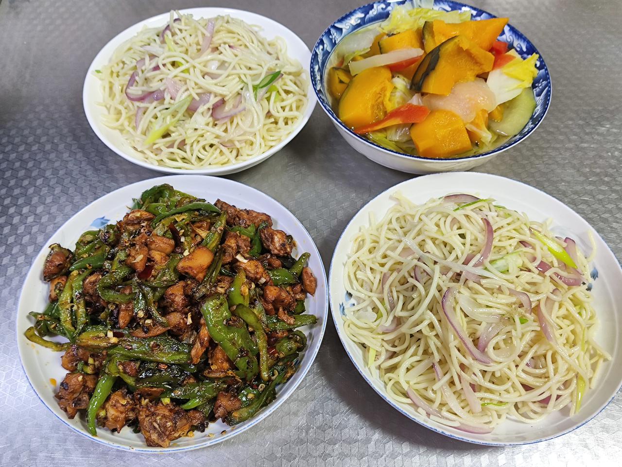 7月3日午餐简单又丰盛，鲜香入味的青椒炒兔肉是下饭硬菜，清爽洋葱炒面主食管饱，搭