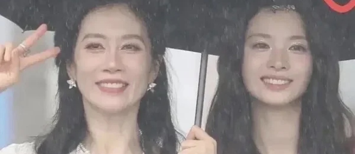 一模一样母女塑！是妈妈是女儿 