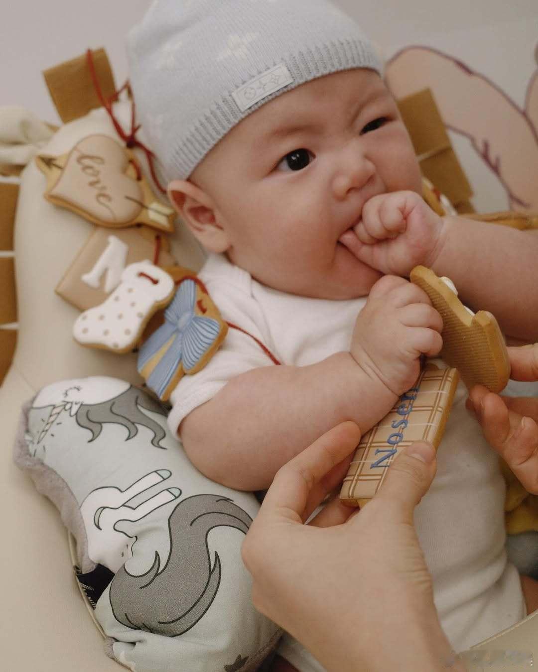 欧阳妮妮为4月儿子办收涎趴欧阳妮妮一家为儿子办收涎趴 欧阳妮妮为4月儿子办收涎趴