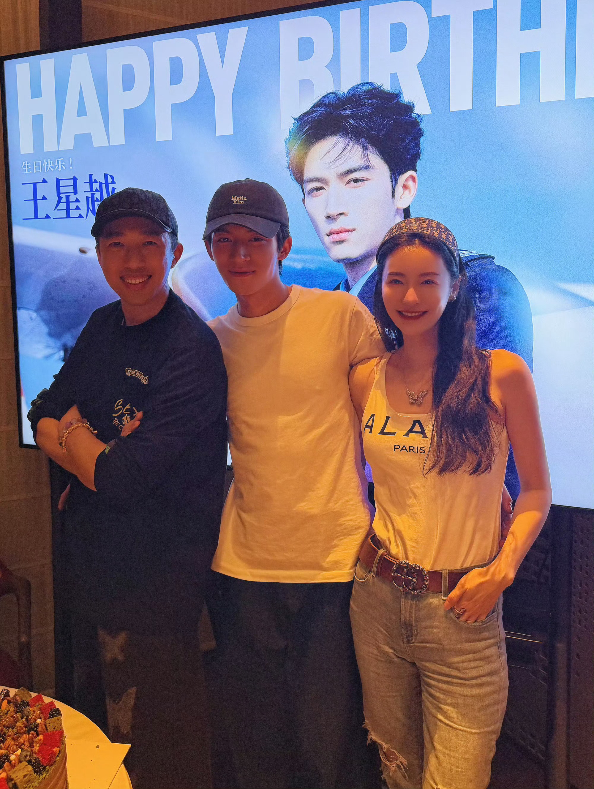 于正晒王星越生日探班照于正对旗下艺人真的没的说于正说王星越归来仍是少年于正王星越