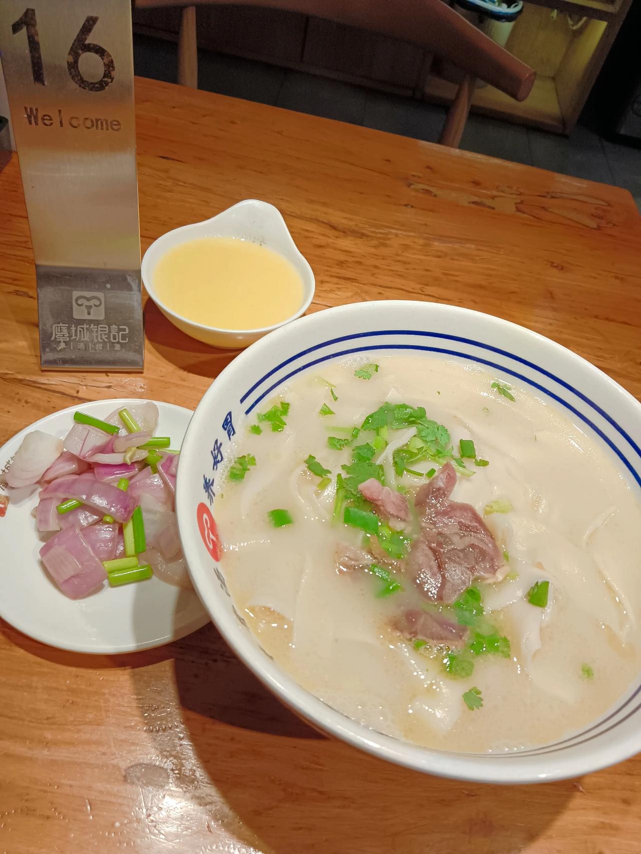 加班太忙，一碗鹰城银记烩面，15元，稀饭随便喝，小菜随便吃，烩面随便加，保证吃饱