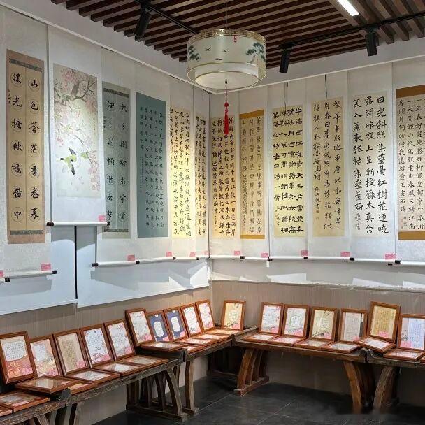 走进翰园碑林碑坛展厅，满墙墨宝丹青尽收眼底。九曲桥旁上新《翰园四季・春》摄影展，
