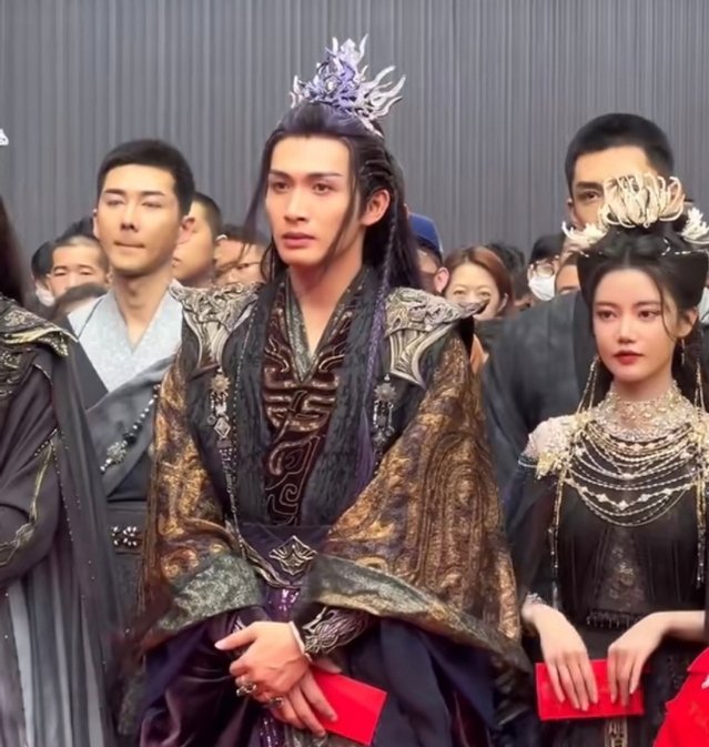 张彬彬孙珍妮新剧开机就有点网游风，路透露腿了，更有游戏代入感了。 ​​​