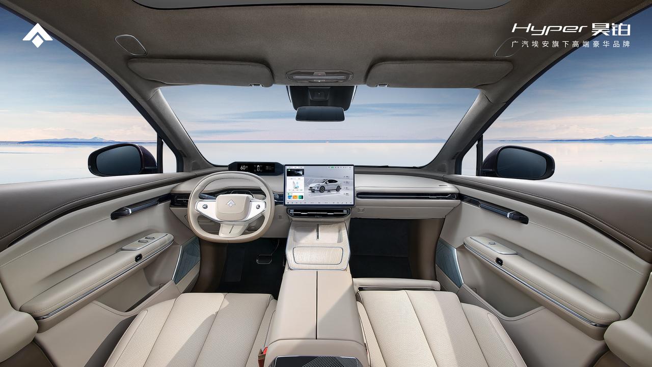 昊铂HT的鸥翼门设计独具匠心，不仅提升了车辆的美观性，更具有实用性。后排天王椅带