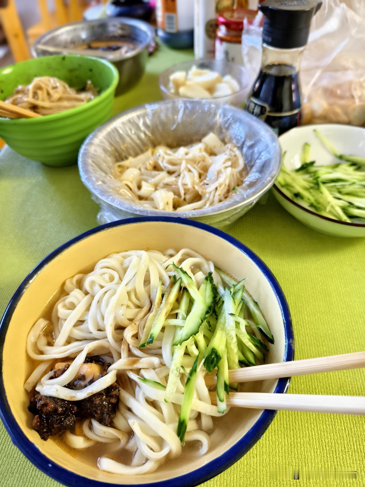 秋日生活打卡季 山西偏关猫姐夫昨天当娶亲的重要人物了，全程陪伴亲家，注重仪表，说