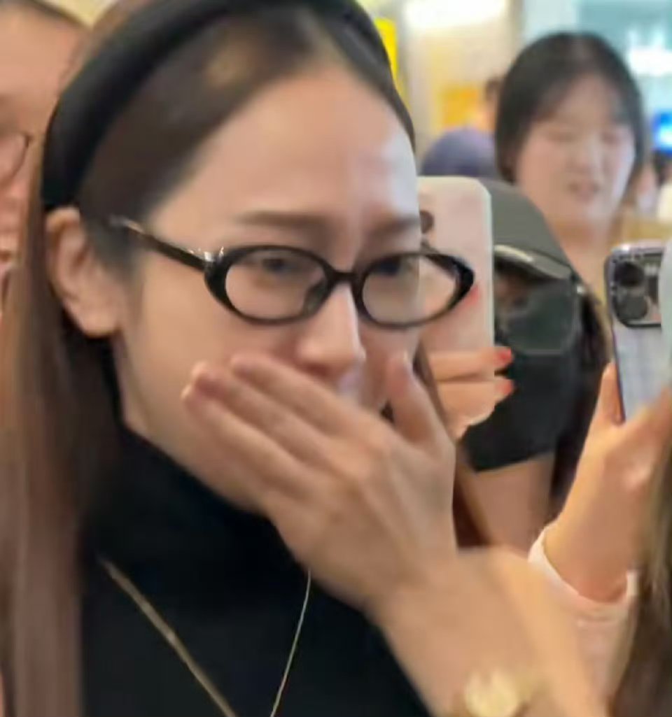 郑秀妍被臭到了美女们真的受苦了，继允儿之后郑秀妍也被臭出表情包了你们不洗澡很牛吗