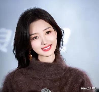 2017年，毛晓彤提前收工回家，推开门的瞬间，看到男友陈翔光着上身和江铠同共处一